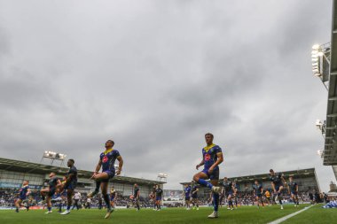 Warrington Wolves 'un oyuncuları maç öncesi ısınma turunda 25. Warrington Wolves-St Helens maçında Halliwell Jones Stadyumu, Warrington, İngiltere, 7 Eylül 2024