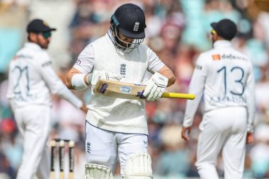 İngiltere 'den kederli bir Ben Duckett, 3. Rothesay Test Maçı' nda 7 kez görevden alındıktan sonra, 8 Eylül 202 'de Kia Oval, Londra, İngiltere' de İngiltere - Sri Lanka maçında sahadan ayrıldı.