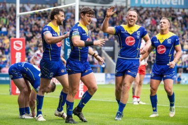 Warrington Wolves 'tan Jordan Crowther, 7 Eylül 2024' te İngiltere 'nin Warrington kentinde oynanan 25. Warrington Wolves-St Helens maçında 10-2' lik Betfred Süper Ligi karşılaşmasını kutluyor.