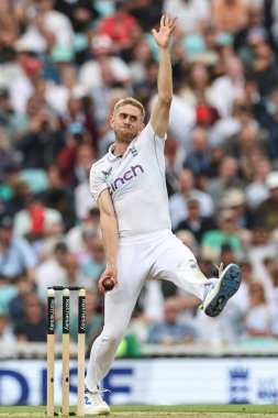 İngiltere 'den Olly Stone topu 3. Rothesay Test Maçı' nda veriyor. 2. İngiltere, Sri Lanka 'ya karşı Kia Oval, Londra, İngiltere, 7 Eylül 2024