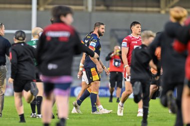 25 Eylül 2024 'te Salford Red Devils - Catalans Dragons maçında Salford Community Stadyumu, Eccles, İngiltere' de oynanan Betfred Süper Lig karşılaşmasında taraftarlar sahaya akın etti.