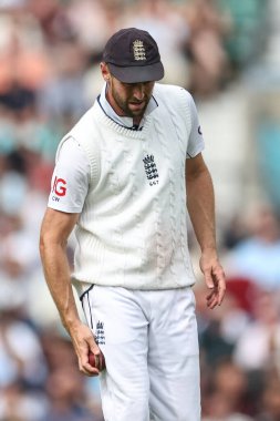 İngiltere 'den Chris Woakes, 3. Rothesay Test Maçı' nda topu parlatıyor. 2. İngiltere - Sri Lanka maçı, Kia Oval, Londra, İngiltere, 7 Eylül 2024