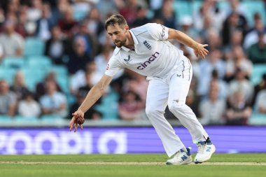 İngiltere 'den Chris Woakes, 3. Rothesay Deneme Maçı' nda kendi topunu sahaya sürüyor. 3. İngiltere, Sri Lanka 'ya karşı 8 Eylül 2024' te Londra, Kia Oval 'da.
