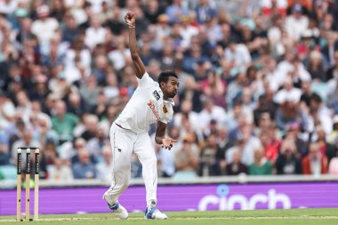 Sri Lanka 'dan Milan Rathnayake topu 3. Rothesay Test Maçı' nda veriyor. 2. İngiltere - Sri Lanka maçı, Kia Oval, Londra, İngiltere, 7 Eylül 2024