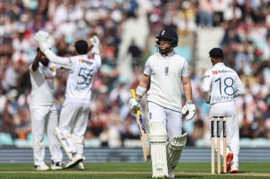 İngiltere 'den kederli bir Ben Duckett, 3. Rothesay Test Maçı' nda 3. İngiltere - Sri Lanka maçı sırasında 8 Eylül 2024 'te Kia Oval, Londra, İngiltere' de 7 kez görevden alındıktan sonra sahadan ayrıldı.