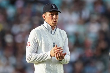 İngiltere 'den Dan Lawrence, 3. Rothesay Deneme Maçı' nda, 8 Eylül 2024 'te Kia Oval, Londra' da İngiltere - Sri Lanka karşılaşmasında tepki gösterdi.