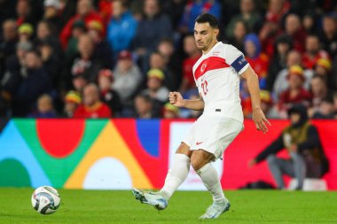 Trkiye 'den Kaan Ayhan, 6 Eylül 2024' te Cardiff City Stadyumu 'nda oynanan UEFA Uluslar Ligi - B-Grubu - Galler - Türkiye maçı sırasında pas attı.