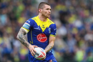 Warrington Wolves takımından John Bateman, 7 Eylül 2024 'te Warrington Jones Stadyumu' nda oynanan 25. Warrington Wolves - St Helens maçında topu bırakıyor.