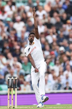 Sri Lanka 'dan Milan Rathnayake topu 3. Rothesay Test Maçı' nda veriyor. 2. İngiltere - Sri Lanka maçı, Kia Oval, Londra, İngiltere, 7 Eylül 2024