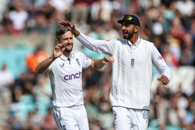 İngiltere 'den Chris Woakes, 3. Rothesay Test Maçı' nda İngiltere 'den Shoaib Bashir ile birlikte 8 Eylül 2024' te Londra 'nın başkenti Londra' daki Kia Oval 'da oynanan Sri Lanka maçında kale od Kamindu Mendis' i kutluyor.