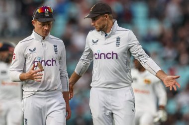 İngiltere 'den Ollie Pope ve İngiltere' den Joe Root 3. Rothesay Deneme Maçı 'nda İngiltere' ye karşı Sri Lanka, Londra, Kia Oval 'da, 8 Eylül 2024