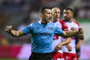 Hakem Jack Smith, 6 Eylül 2024 'te İngiltere' nin Wigan kentinde oynanan The Brick Community Stadyumu 'nda oynanan 25.