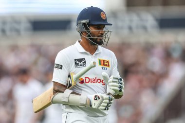 Sri Lanka 'dan Dimuth Karunaratne, 3. Rothesay Test Maçı 2. Gün İngiltere - Sri Lanka maçı sırasında 7 Eylül 2024' te Kia Oval, Londra, İngiltere 'de sona erdikten sonra sahadan ayrıldı.