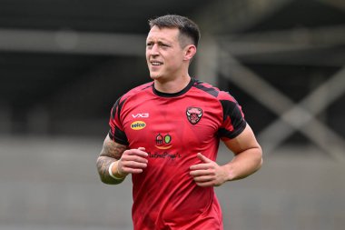 Salford Red Devils Deon Cross, Salford Community Stadyumu 'nda oynanan 25. Salford Red Devils - Catalans Dragons karşılaşması öncesinde ısınıyor.
