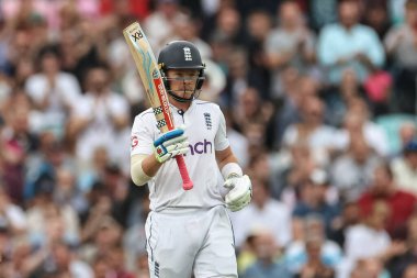 İngiltere 'nin Ollie Pope' u, 3. Rothesay Test Maçı 2. İngiltere - Sri Lanka maçında İngiltere 'nin 7 Eylül 2024' te Londra 'nın Kia Oval kentinde 150 koşu yapmasını kutluyor.
