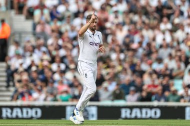 İngiltere 'den Chris Woakes, Sri Lanka' dan Kusal Mendis 'in kalesini 3. Rothesay Test Maçı 2. Gün İngiltere-Sri Lanka karşılaşmasında kutluyor.