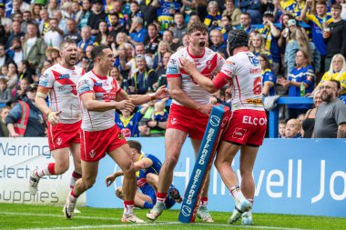 St. Helens 'ten Jack Welsby, Warrington Wolves' dan Matty Ashton 'ın oynadığı mücadeleyi Betfred Süper Lig 25. Raundu' nda kutluyor. Warrington Wolves St. Helens 'e karşı Halliwell Jones Stadyumu, Warrington, İngiltere, 7 Eylül 2024