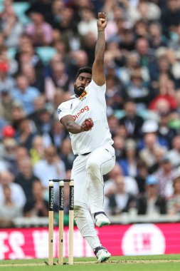 Sri Lanka 'dan Lahiru Kumara, topu 3. Rothesay Test Maçı' nda veriyor. İngiltere - Sri Lanka maçı, 6 Eylül 2024, Kia Oval, Londra