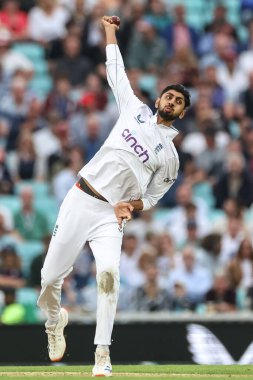 İngiltere 'den Shoaib Bashir topu 3. Rothesay Test Maçı 2. gününde Londra, Kia Oval' de Sri Lanka 'ya karşı 7 Eylül 2024' te veriyor.