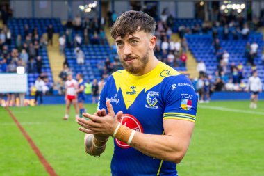 Warrington Wolves 'tan Matty Ashton, Betfred Süper Lig 25. Raundu' nda Warrington Wolves St. Helens 'a karşı oynadığı Halliwell Jones Stadyumu, Warrington, İngiltere, 7 Eylül 2024' te oynanan karşılaşma sonrasında ev sahibi taraftarları alkışlıyor.