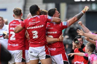 Salford Red Devils takımının Deon Cross 'u Betfred Süper Ligi 25. Raundda Salford Red Devils - Catalans Dragons maçında Salford Community Stadyumu, Eccles, İngiltere' de 7 Eylül 2024 'te oynanan karşılaşmayı 24-6 Salford' da kutluyor.