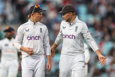 İngiltere 'den Ollie Pope ve İngiltere' den Joe Root 3. Rothesay Deneme Maçı 'nda İngiltere' ye karşı Sri Lanka, Londra, Kia Oval 'da, 8 Eylül 2024