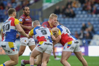 Olly Wilson, Londra Broncos takımından Sam Davis ve Londra Broncos takımından Rob Butler tarafından oynanan Betfred 25. Süper Lig karşılaşmasında Huddersfield Giants, Londra Broncos 'a karşı John Smith Stadyumu, Huddersfield, Birleşik Krallık, 7 Eylül 2024
