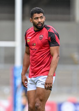 Salford Red Devils takımından Kallum Watkins, Salford Community Stadyumu, Eccles, İngiltere 'de oynanan 25. Salford Red Devils - Catalans maçının 25. Raundunda ısınıyor.