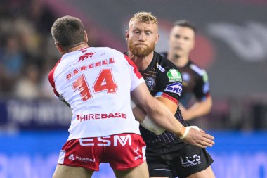 Wigan Warriors takımından Luke Thompson, 6 Eylül 2024 'te Wigan Warriors vs Hull KR' ın oynadığı Betfred Süper Lig maçında Hull KR 'dan Matt Parcell ile karşılaştı.