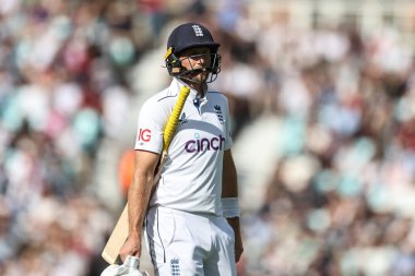 İngiltere 'den Joe Root, 3. Rothesay Test Maçı' nda Sri Lanka 'dan Vishwa Fernando tarafından 8 Eylül 2024' te Londra, Kia Oval 'da oynanan Kia Oval-Sri Lanka maçında elendikten sonra sahayı terk etti.