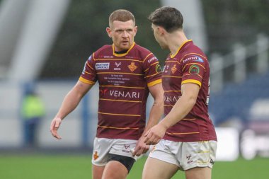 Huddersfield Giants 'dan Olly Russell, Huddersfield Giants' tan Aidan McGowan ile konuşuyor. 25. Betfred Süper Lig karşılaşmasında Huddersfield Giants, Londra Broncos 'a karşı John Smith Stadyumu, Huddersfield, Birleşik Krallık, 8 Eylül 2024