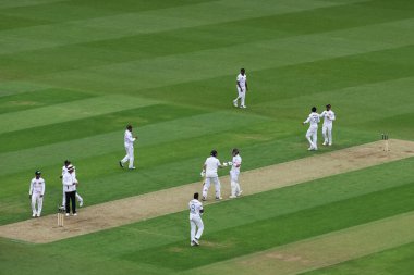 İngiltere 'nin Ollie Pope' u, İngiltere 'nin Kia Oval, Londra, İngiltere' de 6 Eylül 2024 'te oynanan 3. Rothesay Deneme Maçı' nda İngiltere 'nin Joe Kökü ile birlikte yarım yüzyıl (50 koşu) kutluyor.