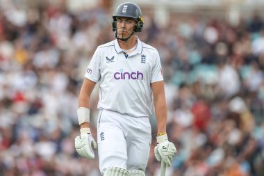 İngiltere 'den Josh Hull, De Silva tarafından 3. Rothesay Test Maçı 2. Gün İngiltere - Sri Lanka maçı sırasında Londra, Kia Oval, İngiltere, 7 Eylül 2024' te yakalandıktan sonra tepki gösterdi.