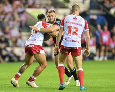 Wigan Warriors 'dan Kaide Ellis, Wigan Community Stadyumu' nda oynanan 25. Betfred Süper Lig karşılaşmasında Hull KR 'dan Elliot Minchella ile karşılaştı.
