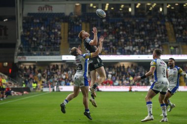 Hull FC 'den Harvey Barron, Leeds Gergedanları' ndan Alfie Edgell 'in 25. Betfred Süper Lig karşılaşması sırasında Leeds Gergedan' a karşı Hull FC 'de 6 Eylül 2024' te Headingley Stadyumu, Leeds, Birleşik Krallık 'ta yüksek topu kazandı.