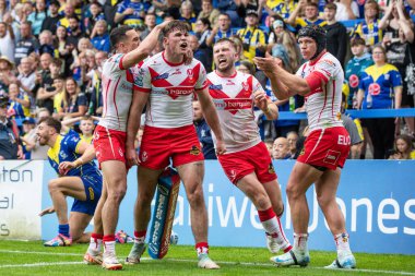 St. Helens 'ten Jack Welsby, Warrington Wolves' dan Matty Ashton 'ın oynadığı mücadeleyi Betfred Süper Lig 25. Raundu' nda kutluyor. Warrington Wolves St. Helens 'e karşı Halliwell Jones Stadyumu, Warrington, İngiltere, 7 Eylül 2024