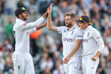 İngiltere 'den Chris Woakes, 3. Rothesay Test Maçı' nda Karunaratne kalesini kutluyor. 3. İngiltere - Sri Lanka maçı, Kia Oval, Londra, İngiltere, 8 Eylül 2024