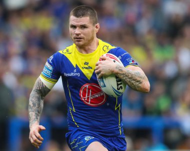 Warrington Wolves takımından John Bateman, 7 Eylül 2024 'te Warrington Jones Stadyumu' nda oynanan 25. Warrington Wolves - St Helens maçında topu bırakıyor.