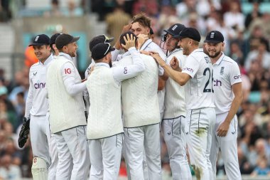 İngiltere 'den Josh Hull, İngiltere' den Chris Woakes 'un Sri Lanka' dan Pathum Nissanka 'yı 3. Rothesay Test Maçı 2. İngiltere - Sri Lanka maçında 7 Eylül 2024' te Kia Oval, Londra, İngiltere 'de yakaladığı ilk kalesini kutluyor.