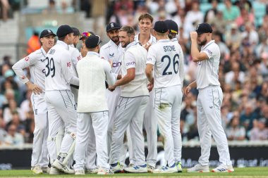 İngiltere 'den Josh Hull, İngiltere' den Chris Woakes 'un Sri Lanka' dan Pathum Nissanka 'yı 3. Rothesay Test Maçı 2. İngiltere - Sri Lanka maçında 7 Eylül 2024' te Kia Oval, Londra, İngiltere 'de yakaladığı ilk kalesini kutluyor.