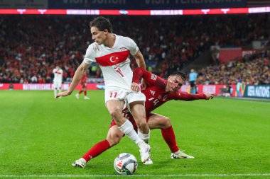 Galler 'den Connor Roberts, 6 Eylül 2024' te Cardiff City Stadyumu 'nda UEFA Uluslar Ligi - B-Grubu 4 - Galler-Türkiye maçı sırasında Trkiye' den Kenan Yldz ile mücadele etti.