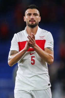 Trkiye 'den Yokulu, 6 Eylül 2024' te Cardiff City Stadyumu 'nda UEFA Uluslar Ligi - B-Grubu - Galler - Türkiye maçı sonrasında gezgin taraftarları alkışlıyor.