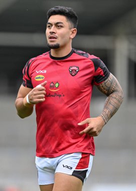 Salford Red Devils takımından Tim Lafai, Salford Community Stadyumu 'nda oynanan 25. Salford Red Devils - Catalans Dragons karşılaşması öncesinde ısınıyor.
