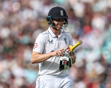 İngiltere 'den kederli bir Harry Brook, 3. Rothesay Test Maçı' nda Sri Lanka 'lı Vishwa Fernando tarafından 8 Eylül 2024' te Londra, Kia Oval 'da oynanan 3.