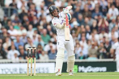 İngiltere 'nin Ollie Pope' u, 3. Rothesay Test Maçı 2. İngiltere-Sri Lanka karşılaşmasında, 7 Eylül 2024 'te Kia Oval, Londra, İngiltere' de topu bir saha oyuncusuna attıktan sonra tepki gösterdi.