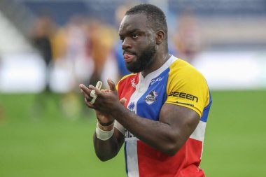 Londra Broncos takımından Sadiq Adebiyi, Betfred Süper Lig 25. Raundda oynanan John Smith Stadyumu 'nda Huddersfield Giants' ın Londra Broncos 'a karşı oynadığı maçtan sonra deplasman taraftarlarını alkışlıyor.