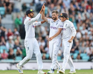 İngiltere 'den Chris Woakes, 3. Rothesay Test Maçı' nda Karunaratne kalesini kutluyor. 3. İngiltere - Sri Lanka maçı, Kia Oval, Londra, İngiltere, 8 Eylül 2024