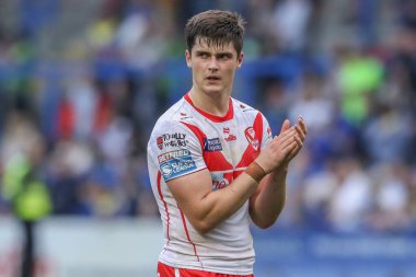 St. Helens 'ten Jon Bennison, Betfred Süper Lig 25. Raundu' nda oynanan Warrington Wolves-St Helens maçında, 7 Eylül 2024 'te Warrington, İngiltere' deki Halliwell Jones Stadyumu 'nda seyircileri alkışlıyor.