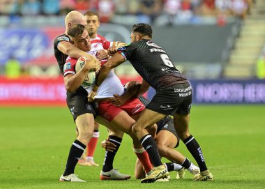 Hull KR 'dan Matt Parcell, Wigan Warriors' tan Liam Farrell tarafından 6 Eylül 2024 'te Wigan Warriors - Hull KR maçında yenildi.