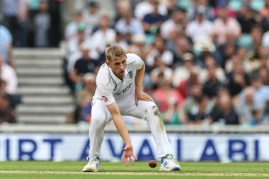 İngiltere 'den Olly Stone, 3. Rothesay Test Maçı' nda kendi topunu sahaya sürüyor. 2. İngiltere - Sri Lanka maçı, 7 Eylül 2024, Kia Oval, Londra.